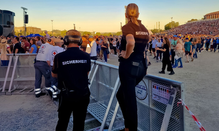 Mitarbeiter von XXL-Sicherheit sichern eine Großveranstaltung mit zahlreichen Besuchern und arbeiten dabei gemeinsam mit dem Sanitätsdienst