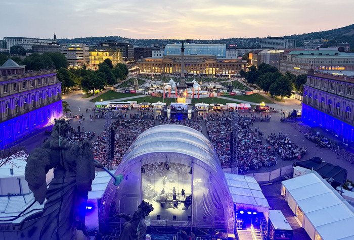 Großveranstaltung auf dem Stuttgarter Schlossplatz mit tausenden Besuchern und Bühne