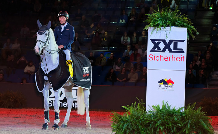 Gewinner des Zeitspringreitens (Zeitspringprüfung von XXL-Sicherheit) bei der Siegerehrung mit einer Reitdecke von XXL-Sicherheit
