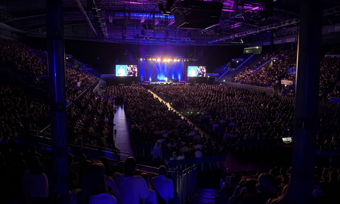 Besucherreiche Veranstaltung in einer großen Arena (Porsche Arena) mit Bühne und professioneller Veranstaltungstechnik